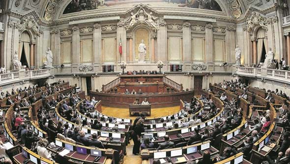 Parlamento unânime no pesar pela morte de quatro pessoas após naufrágio em Troia