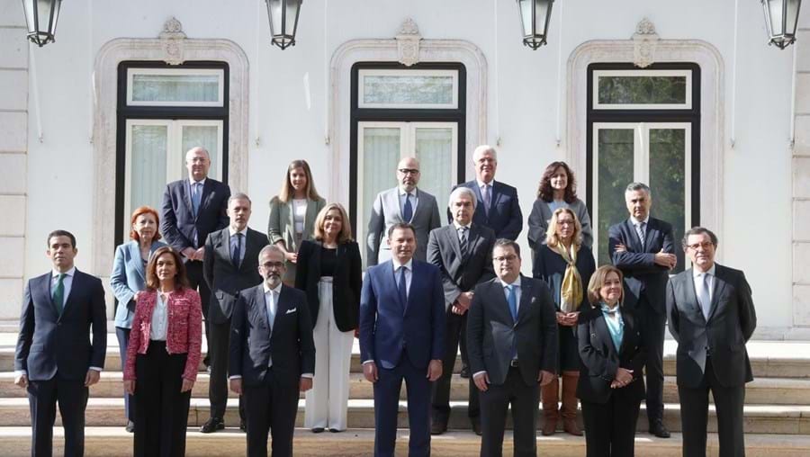 Foto oficial do XXIV governo. Primeiro ministro e ministros