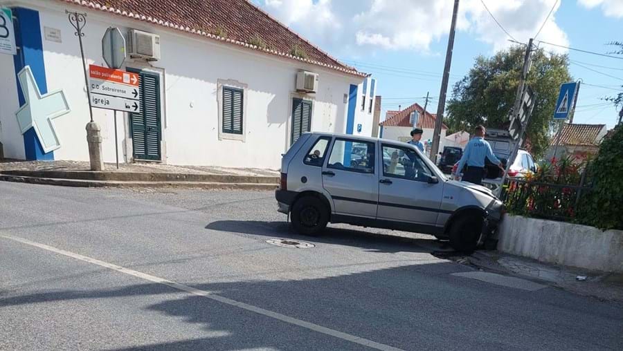 Dupla embate com carro contra muro ao fugir da GNR em Mafra