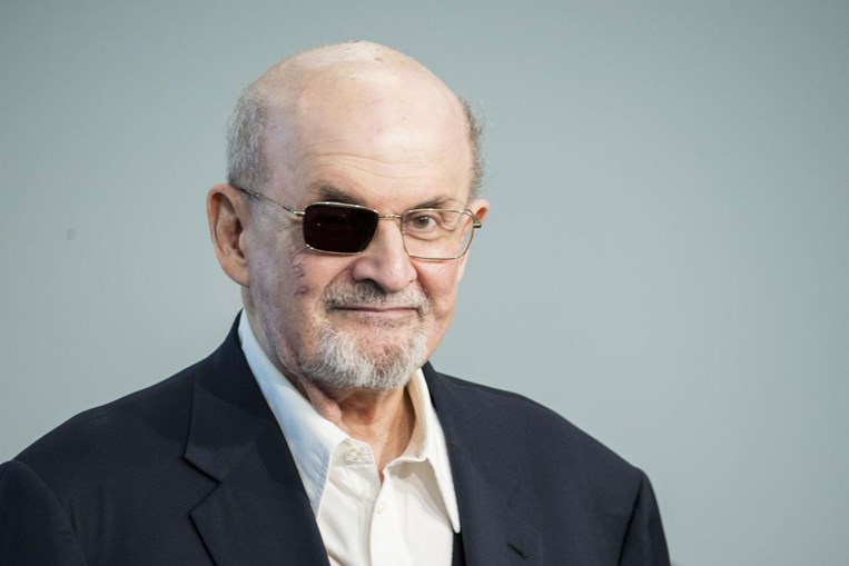 O escritor Salman Rushdie, de 76 anos