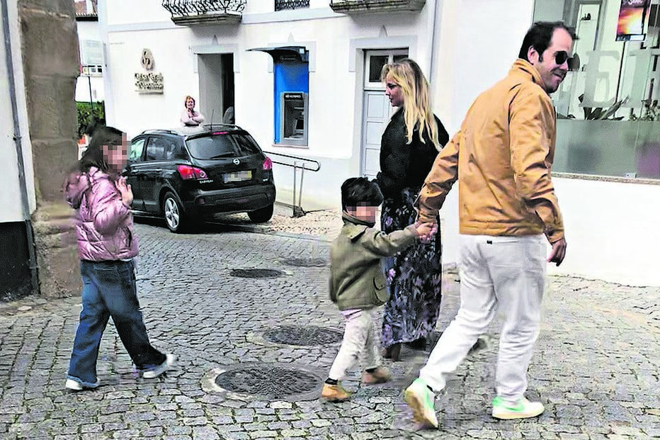 Bárbara Norton de Matos e cavaleiro foram com os filhos à missa no domingo de Páscoa