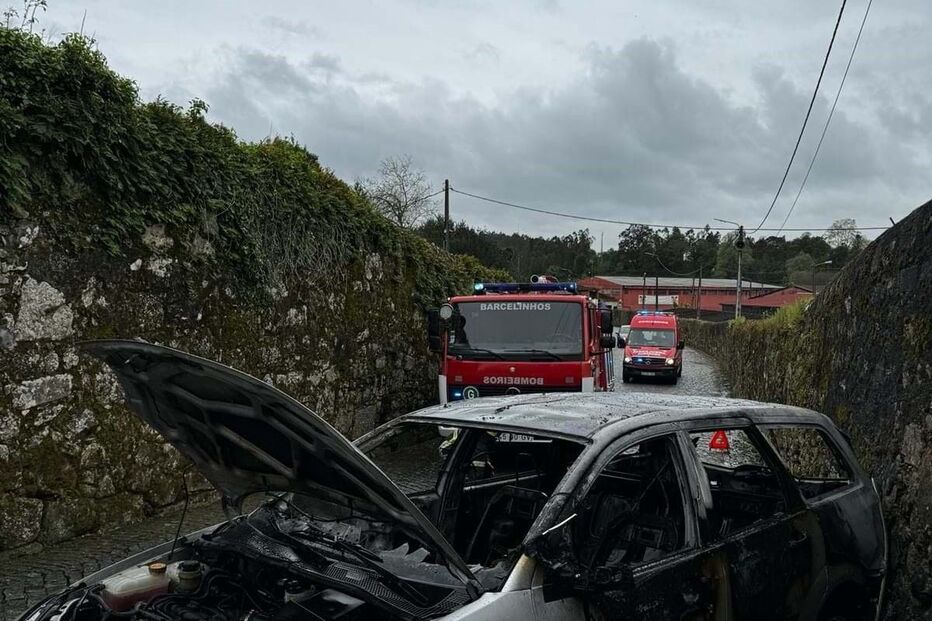 Carro arde em Barcelos