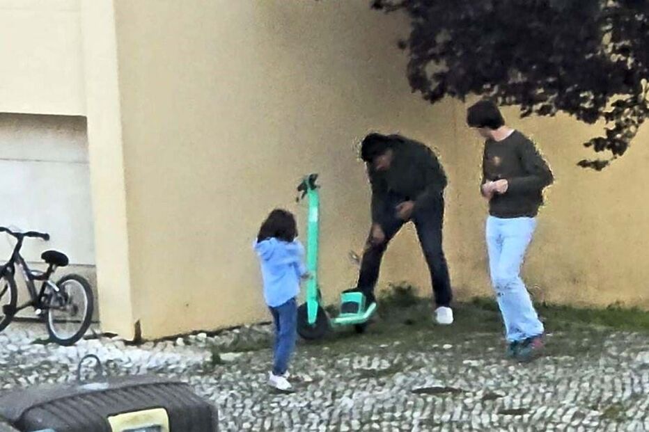 Jovens destroem trotinete à martelada