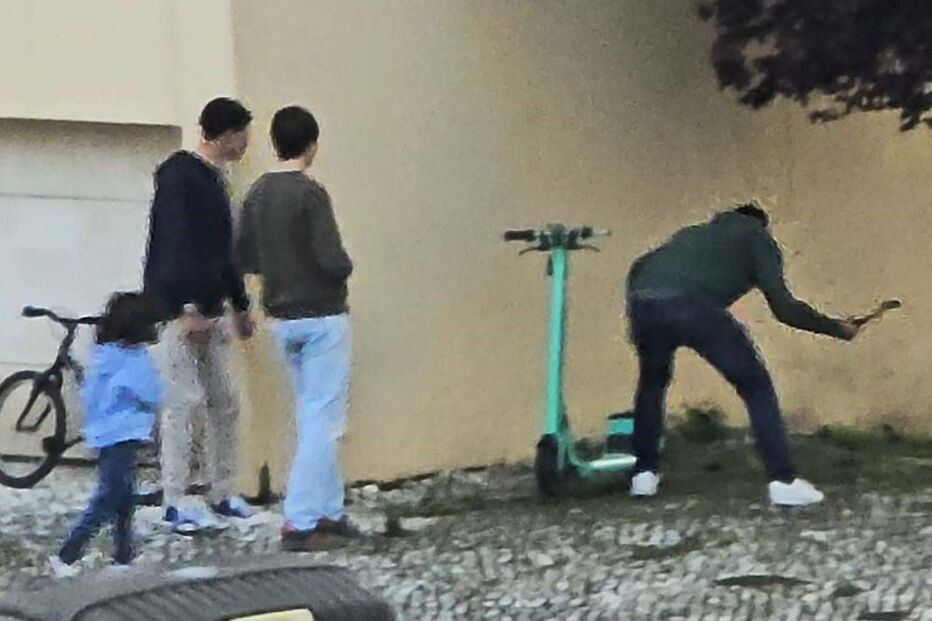 Jovens destroem trotinete à martelada