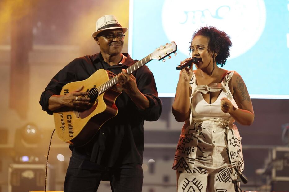 Camila Reis com o guitarrista Manuel Candinho