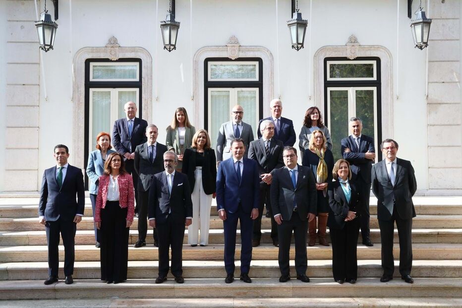 Fotografia de família de Luís Montenegro e os 17 ministros