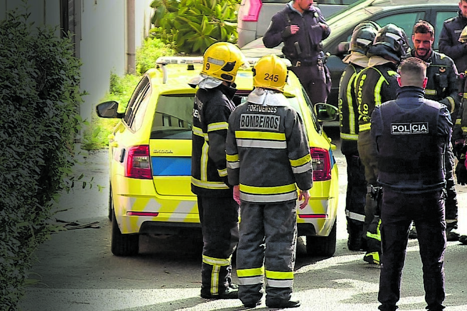 Incêndio deflagrou ontem num apartamento do 2.º andar  de um prédio do Bairro do Viso 
