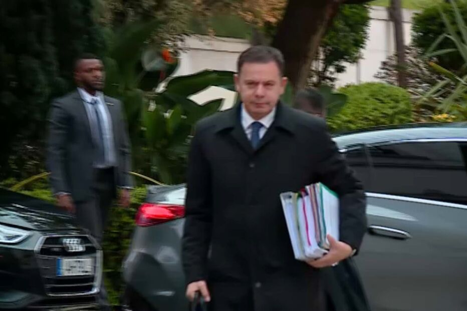 Primeira medida do Governo de Montenegro é apagar símbolo de Costa