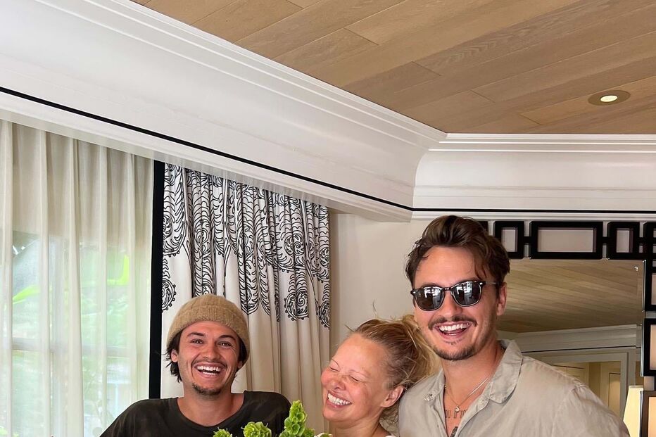 Pamela com os filhos, Dylan Jagger Lee e Brandon Thomas Lee