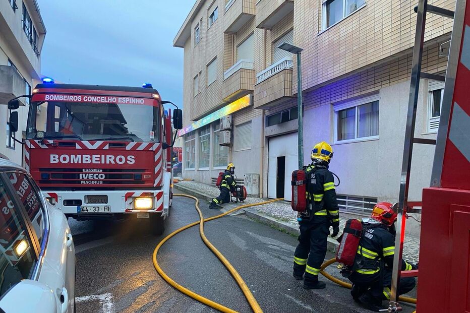 Incêndio destrói carro em Espinho