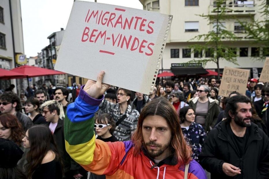 Centenas de pessoas unem-se no Porto contra o fascismo e solidárias com imigrantes 