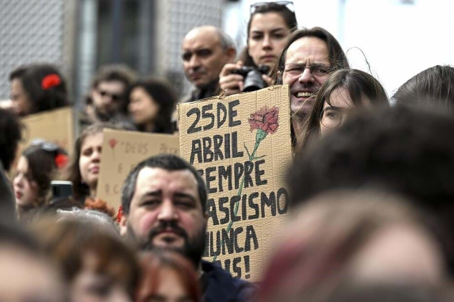Centenas de pessoas unem-se no Porto contra o fascismo e solidárias com imigrantes 