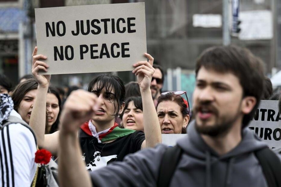 Centenas de pessoas unem-se no Porto contra o fascismo e solidárias com imigrantes 