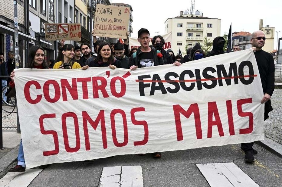 Centenas de pessoas unem-se no Porto contra o fascismo e solidárias com imigrantes 
