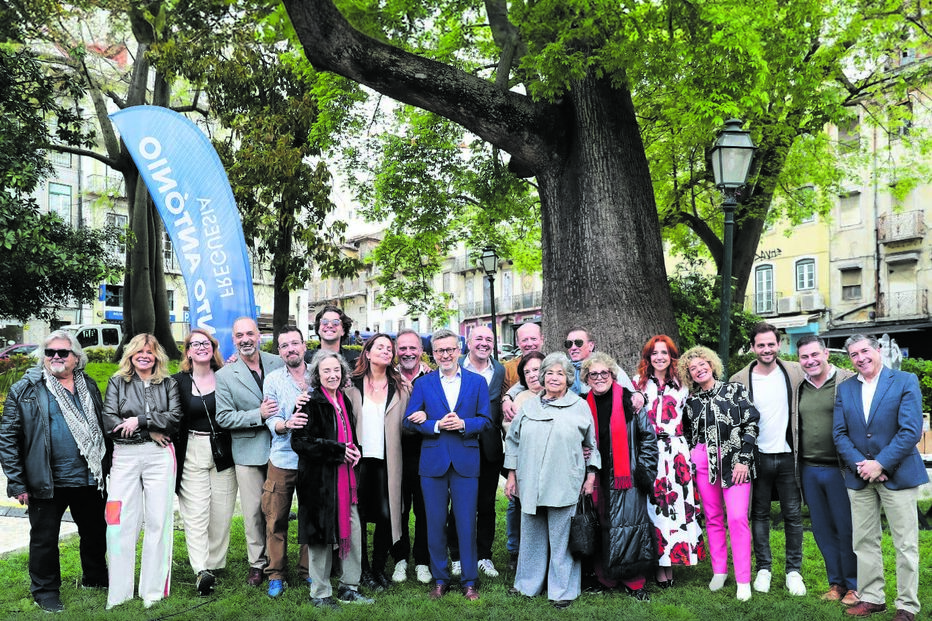 Carlos Moedas rodeado de atores, entre os quais Márcia Breia, Sofia Grillo, Carmen Santos, António Capelo, Ana Brito e Cunha, Inês Herédia, Catarina Avelar, Natalina José, Luís Esparteiro, Helena Isabel, Heitor Lourenço, Henrique Feist e Alda Gomes