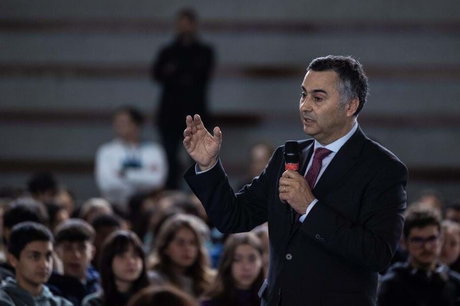 Fernando Alexandre discursou ontem na Escola Rodrigues de Freitas, no Porto, num debate sobre  o 25 de Abril onde também esteve o Presidente 