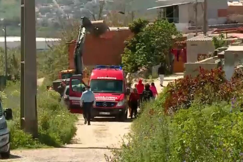 Demolição de casas em curso no bairro do Zambujal em Loures