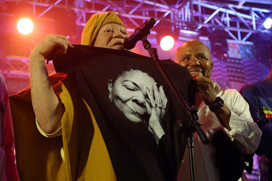 Salif Keita com José da Silva e camisola de Cesária Évora