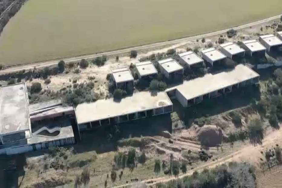 Empreendimento turístico em ruínas em Vila de Ala