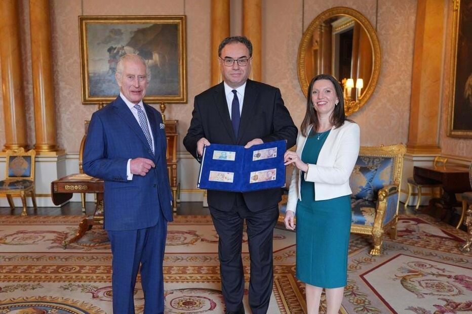 As primeiras notas com o rosto de Carlos III foram apresentadas ao monarca pelo governador do Banco de Inglaterra, Andrew Bailey, e por Sarah John, diretora executiva do banco