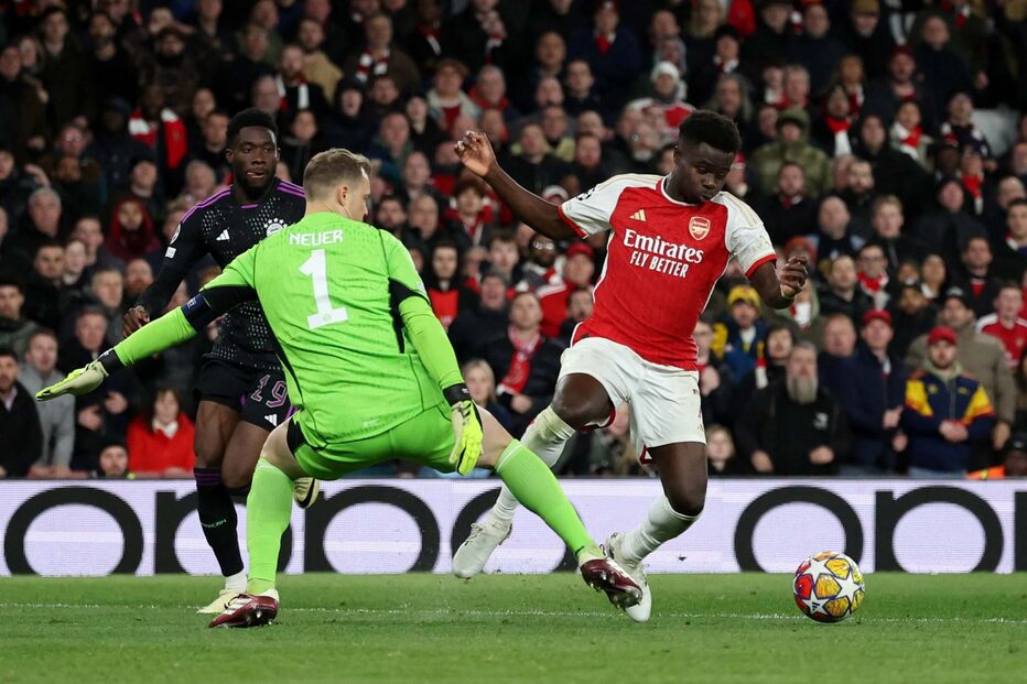 Saka, do Arsenal, tenta ultrapassar Neuer, guarda-redes do Bayern de Munique