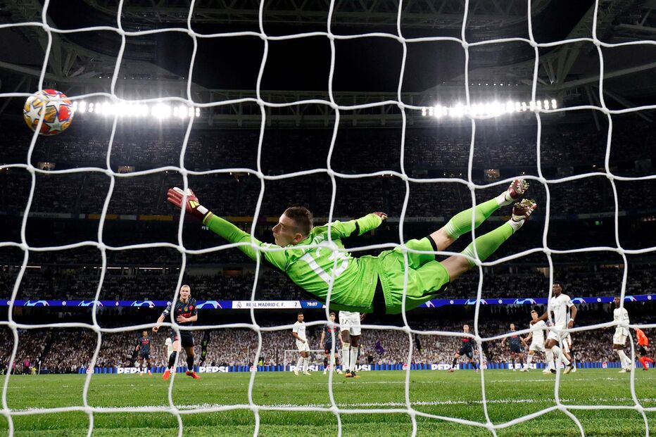 Golaço do Manchester City. Lunin, do Real Madrid, nada conseguiu fazer face ao remate de Gvardiol