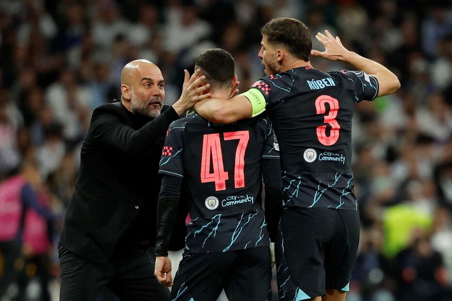 Guardiola, Foden e Rúben Dias festejam golo do Manchester City frente ao Real Madrid