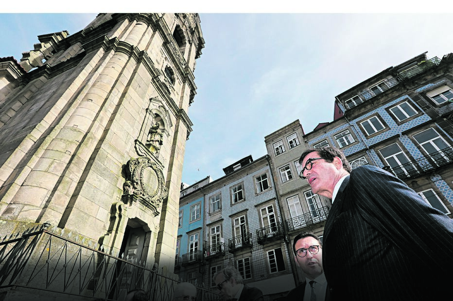 Rui Moreira, presidente da Câmara do Porto, com o padre Manuel Fernando, presidente da Irmandade, junto à Torre dos  Clérigos