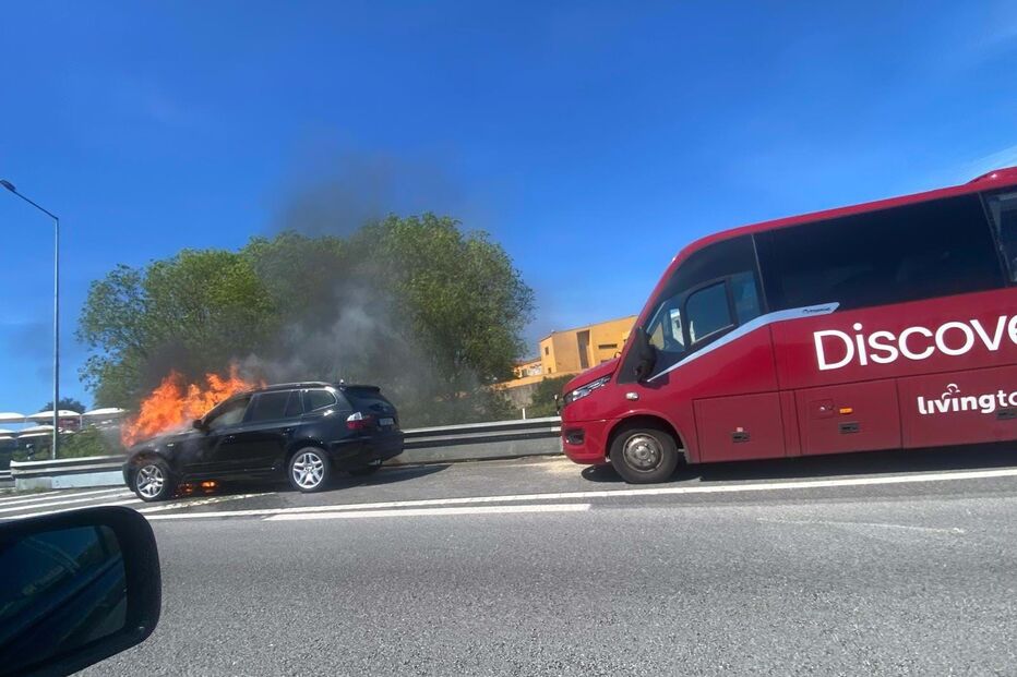 Incêndio destrói carro na VCI junto à ponte do Freixo