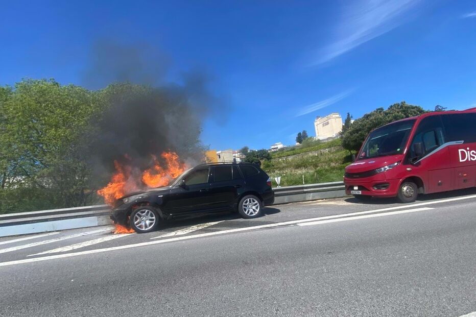 Incêndio destrói carro na VCI junto à ponte do Freixo