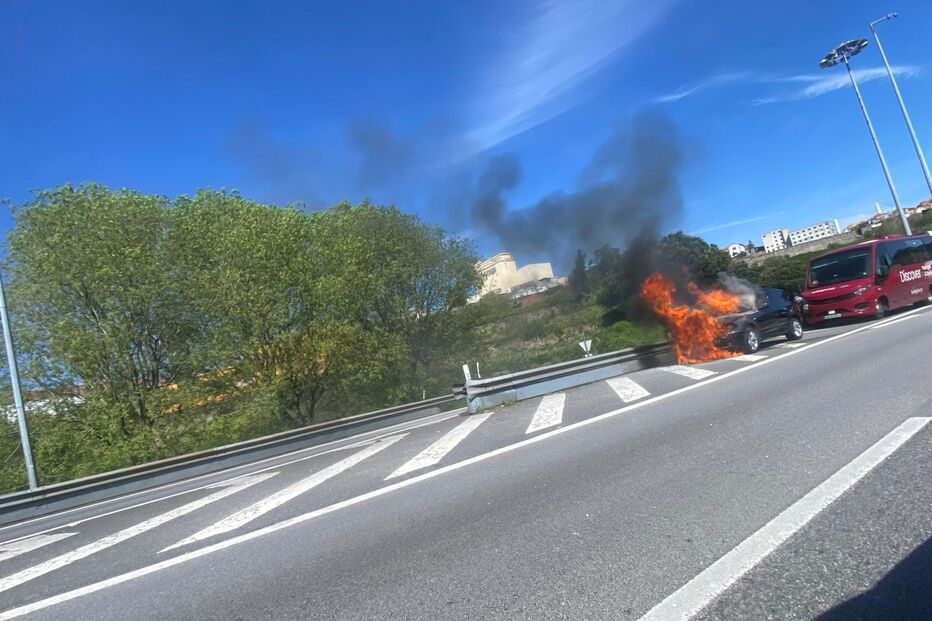 Incêndio destrói carro na VCI junto à ponte do Freixo