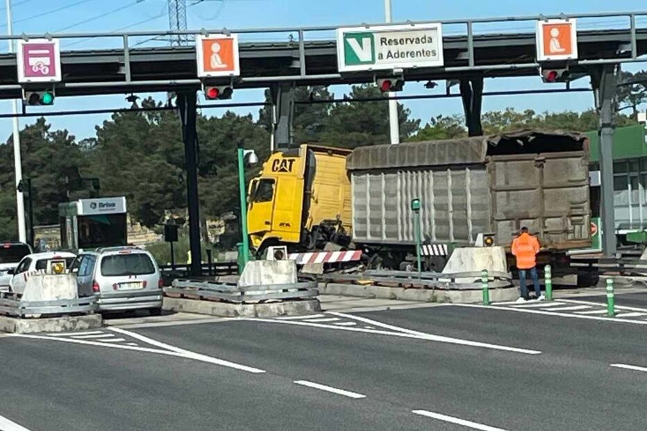 Camião embate contra portagens na A2 em Coina