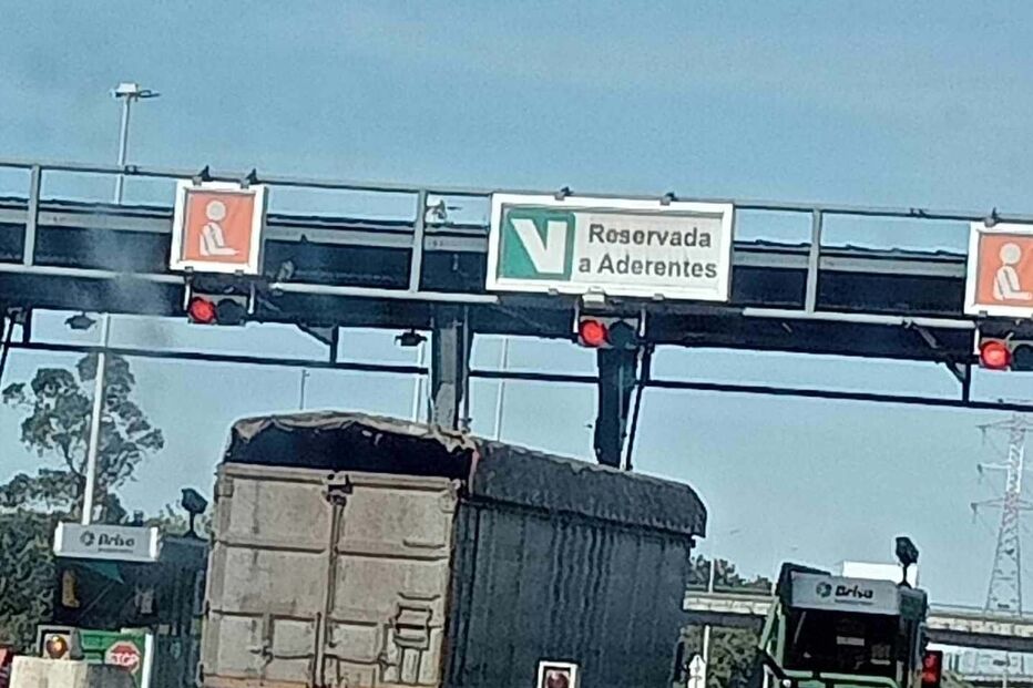 Camião embate contra portagens na A2 em Coina