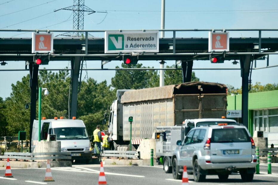 Camião embate contra portagens na A2 em Coina