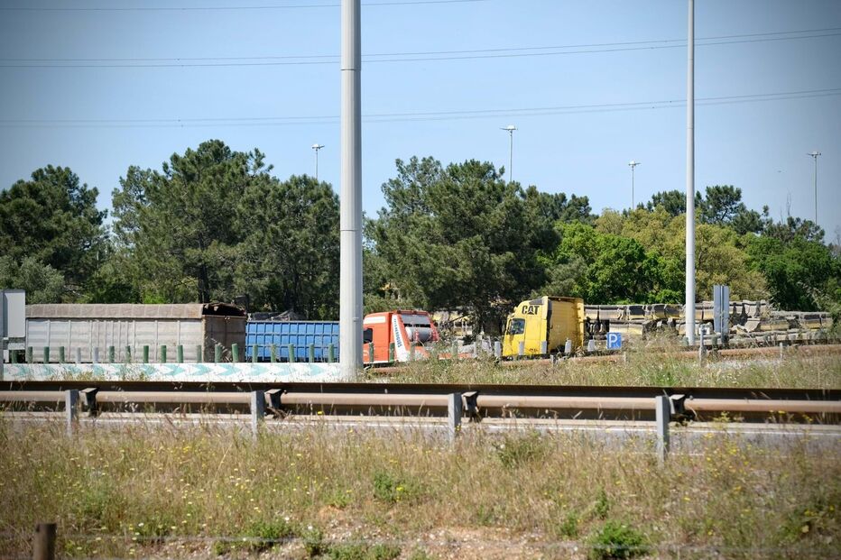 Camião embate contra portagens na A2 em Coina