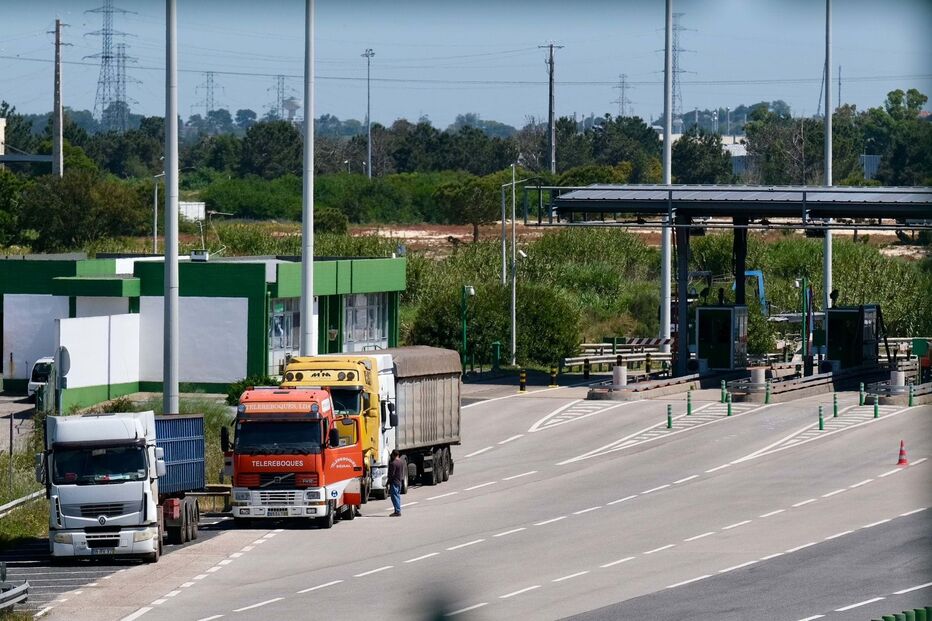 Camião embate contra portagens na A2 em Coina