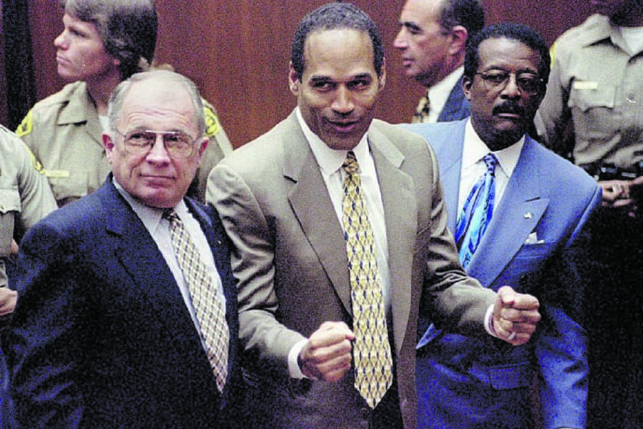 Cerca de 150 milhões de pessoas acompanharam o julgamento de O. J. na televisão. Apesar das provas, o júri declarou-o inocente