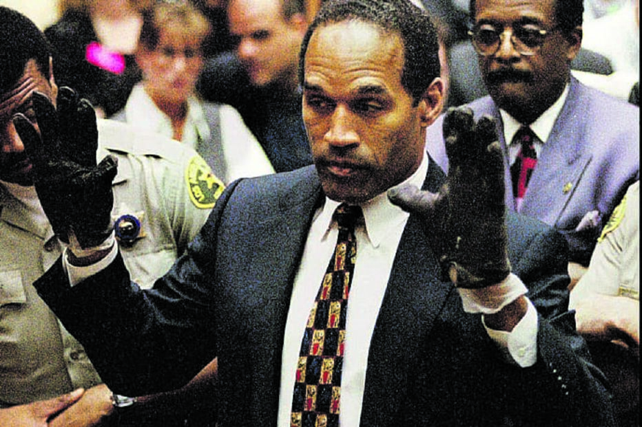 Cerca de 150 milhões de pessoas acompanharam o julgamento de O. J. na televisão. Apesar das provas, o júri declarou-o inocente