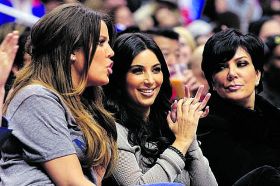 Robert Kardashian foi advogado de defesa de  O. J. e os rumores de que este teve um caso com Kris Jenner e de que Khloe é sua filha ajudaram a promover o fenómeno Kardashian