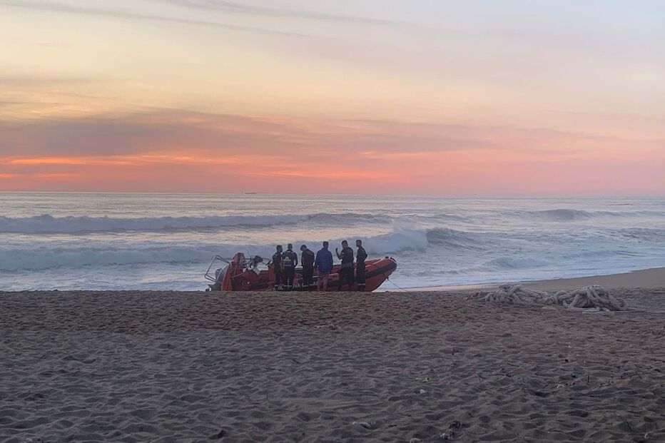 Operações de resgate por jovem em apuros no mar de praia em Vila Nova de Gaia 