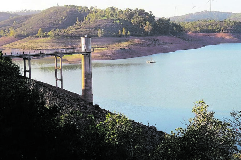 Na Barragem da Bravura a água subiu, mas mantém-se baixa