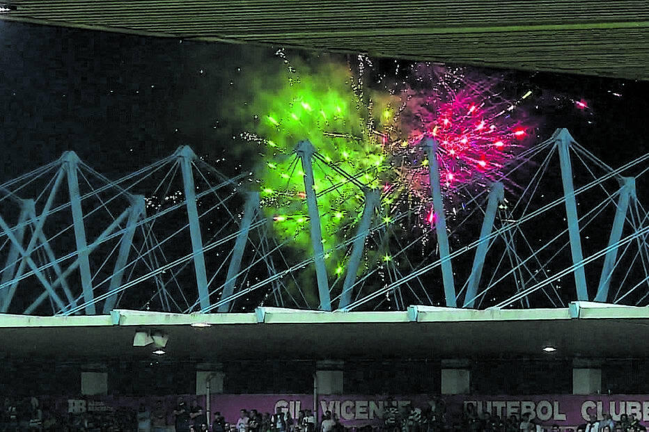 Tal como já acontecera no dérbi com o Benfica, houve fogo de artifício após o fim do jogo