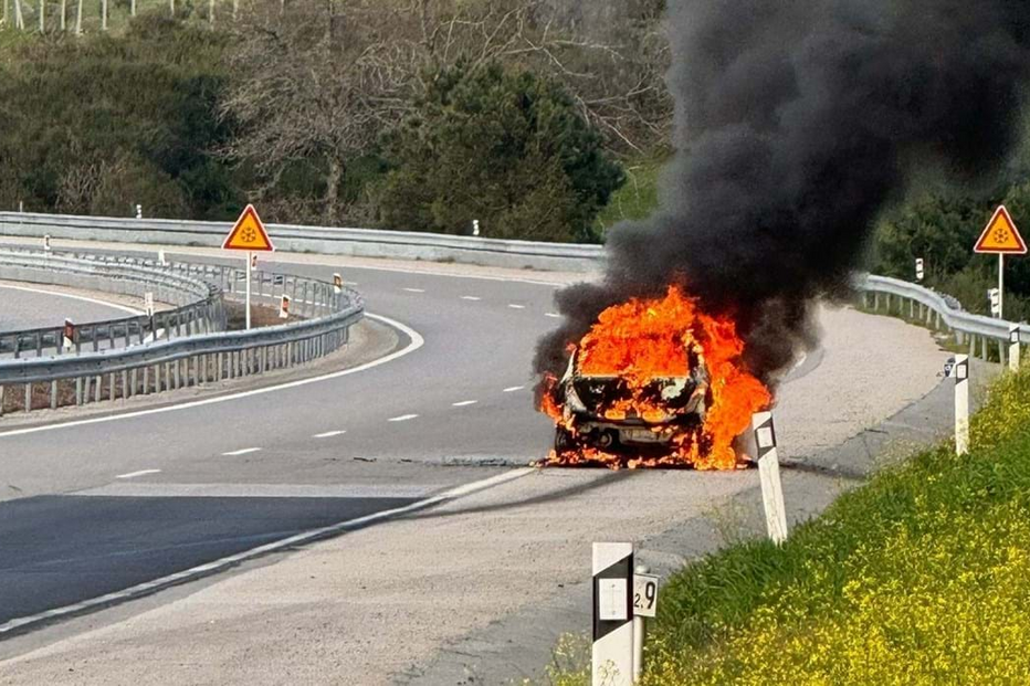 Carro consumido pelas chamas Castro Daire