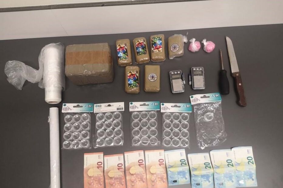 Jovem de 25 anos escondia droga dentro de cofre pregado ao chão que dizia 