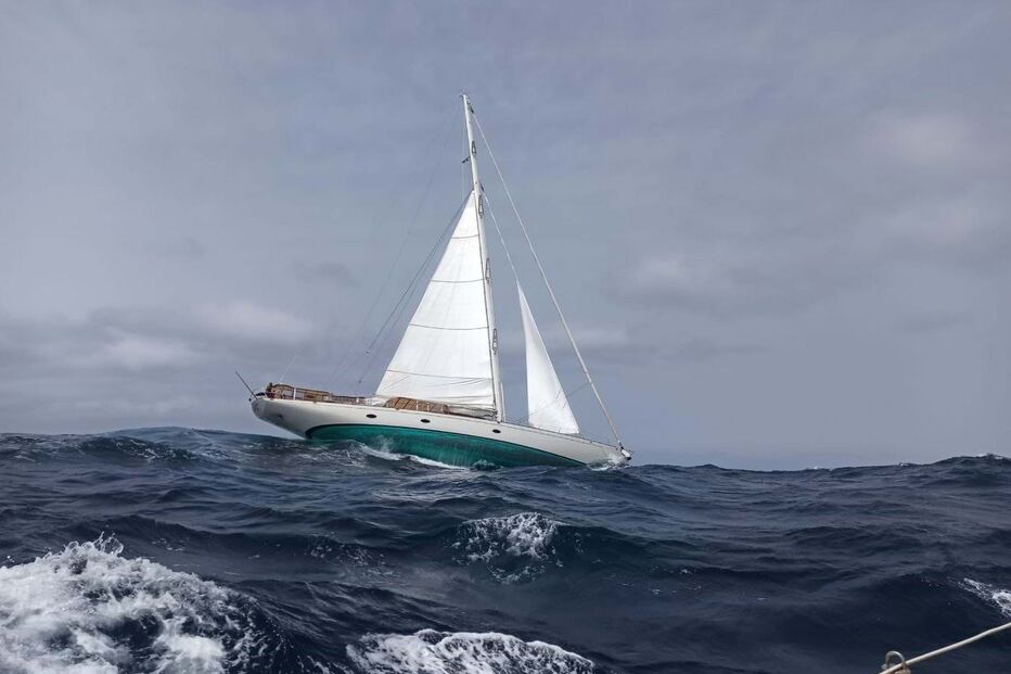 Marinha coordena resgate de 7 pessoas a bordo do veleiro na ilha do Pico