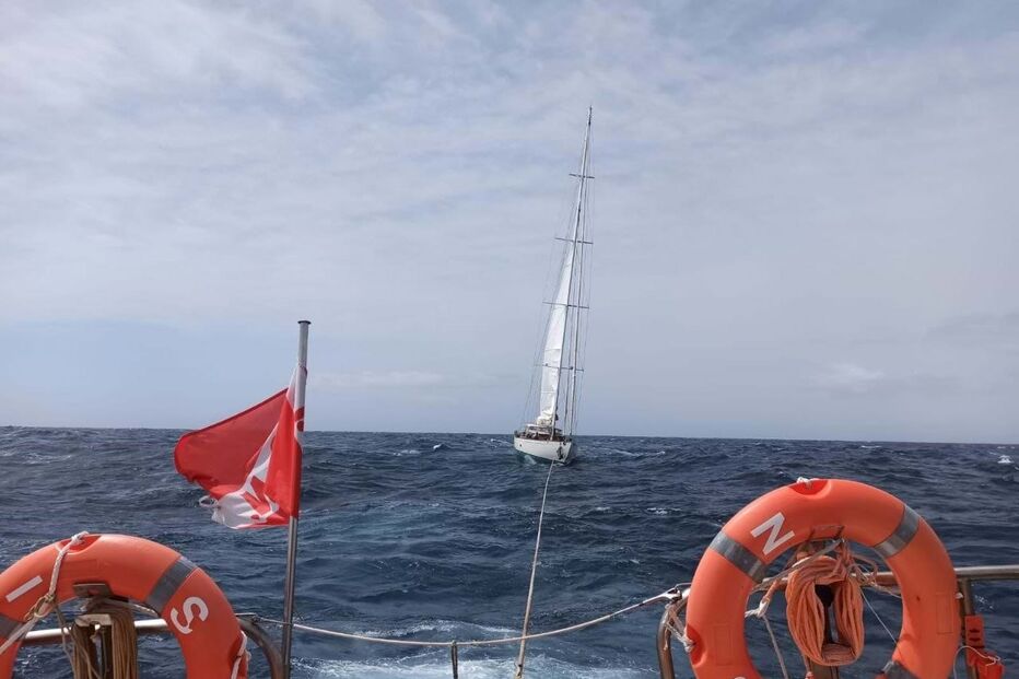 Marinha coordena resgate de 7 pessoas a bordo do veleiro na ilha do Pico