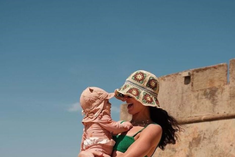 Sara Salgado com a bebé Vera, que foi pela primeira vez à praia 