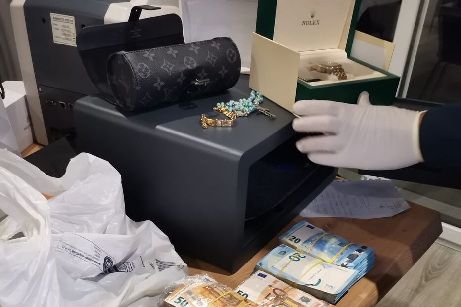 Dinheiro e carros apreendidos na operação