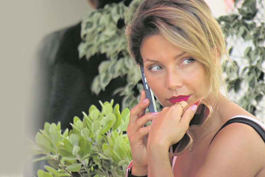 Luciana Abreu atendeu chamada durante o repasto