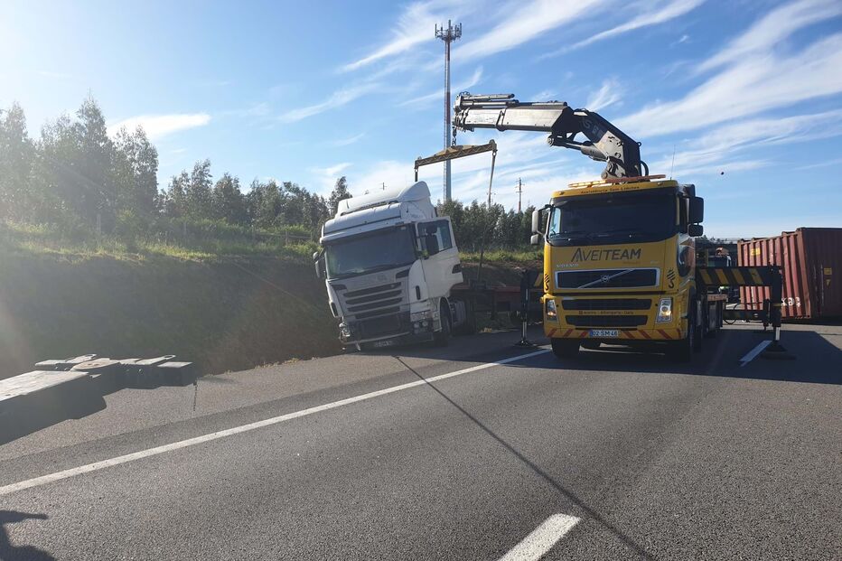 Camião com contentor marítimo despita-se em Estarreja